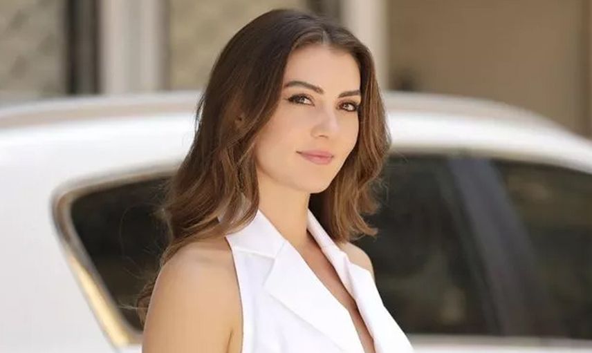 Burcu Özberk’in seksi tatil pozları ateş etmeye devam ediyor