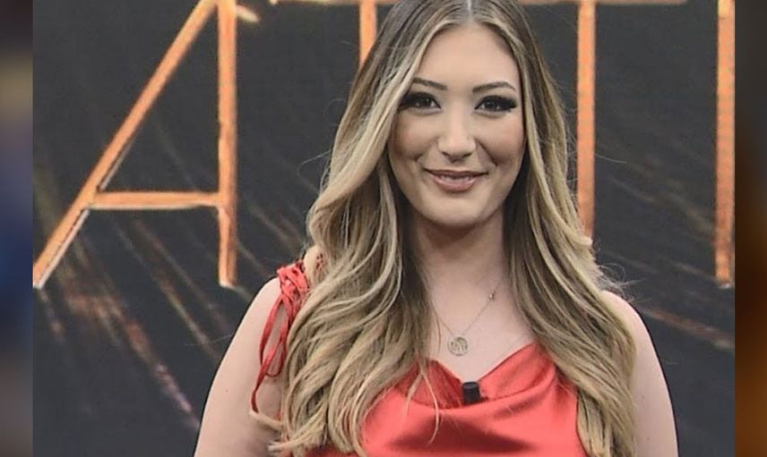 Mehmet Ali Erbil’in kızı Yasmin Erbil derin göğüs dekolteli fotoğrafını paylaştı! Erkek takipçileri yorum yağmuruna tuttu