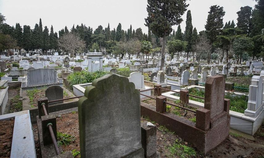Annesinin mezarına kamera koydu ve gördükleri karşısında şok oldu!