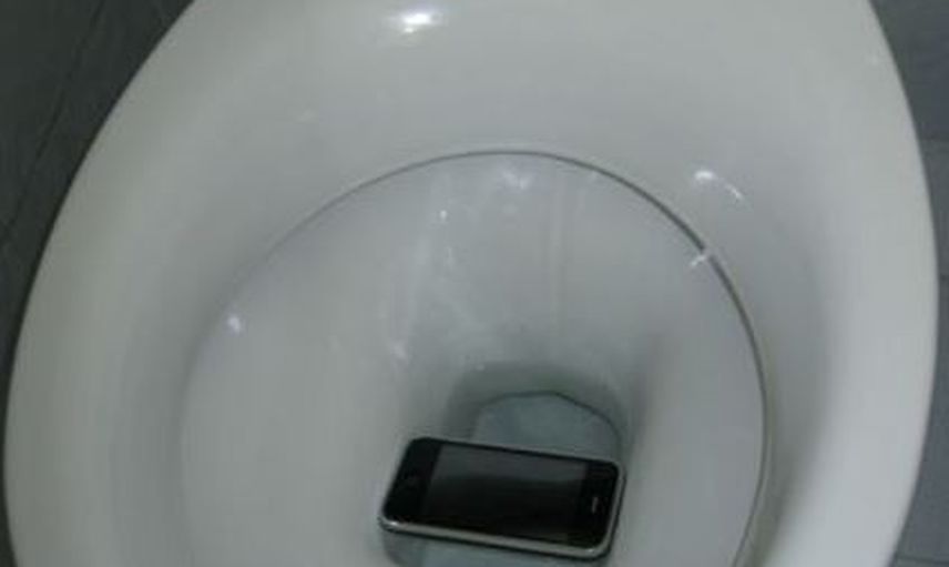 Tuvalete Düşen Telefonunu Almak İsteyen Genç Kız Saatler Sonra Öldü!