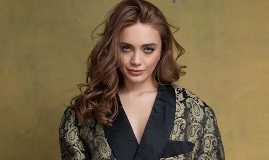 Aziz dizisinin yıldız ismi Damla Sönmez cesur pozları ile takipçilerini çoşturdu