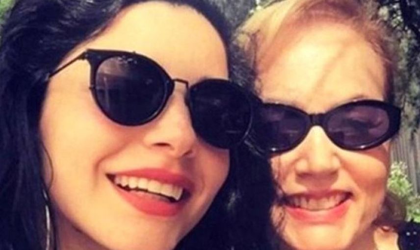 Merve Boluğur ve Annesi