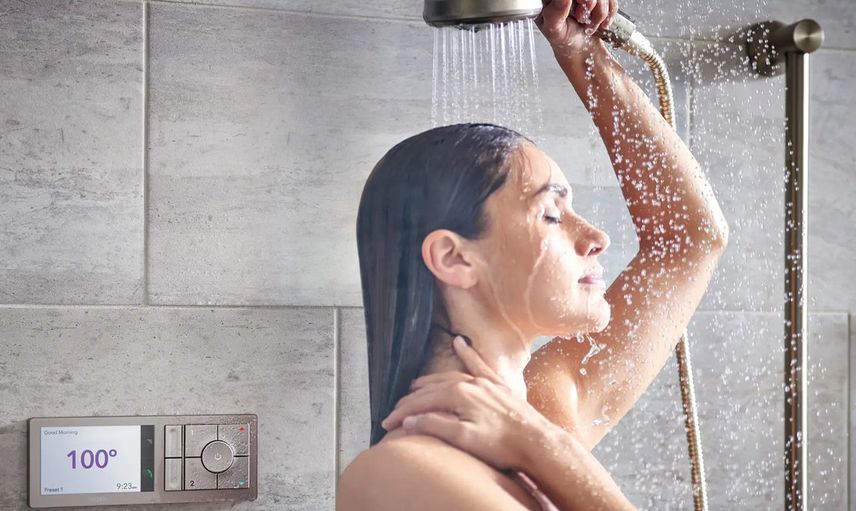Artık duş alırken bile rahat yok! Öfkeli eş banyo yapan kadını gizli gizli izleyen tacizciyi öldüresiye dövdü