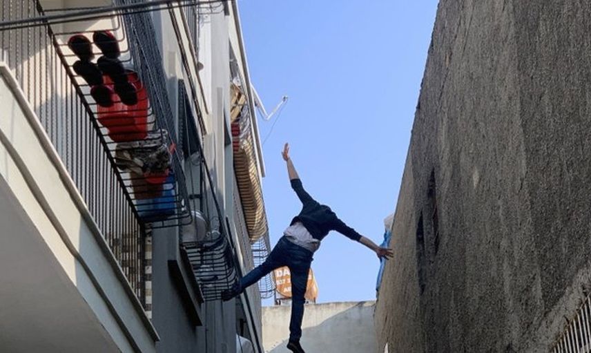 Adana'da Eşine Kızan Adam Komşusunun Üzerine Atladı