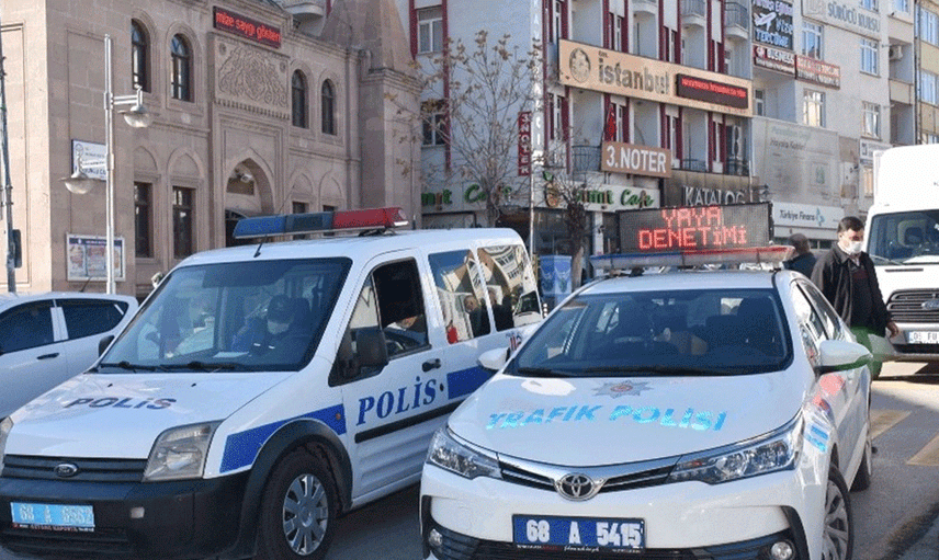 Kapıyı dıştan kitledi