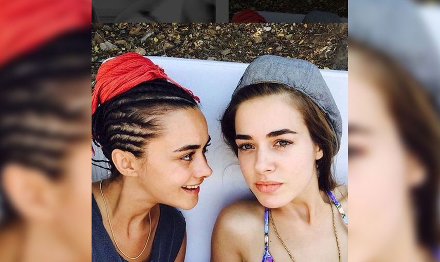 HANDE SORAL VE KIZ KARDEŞİ
