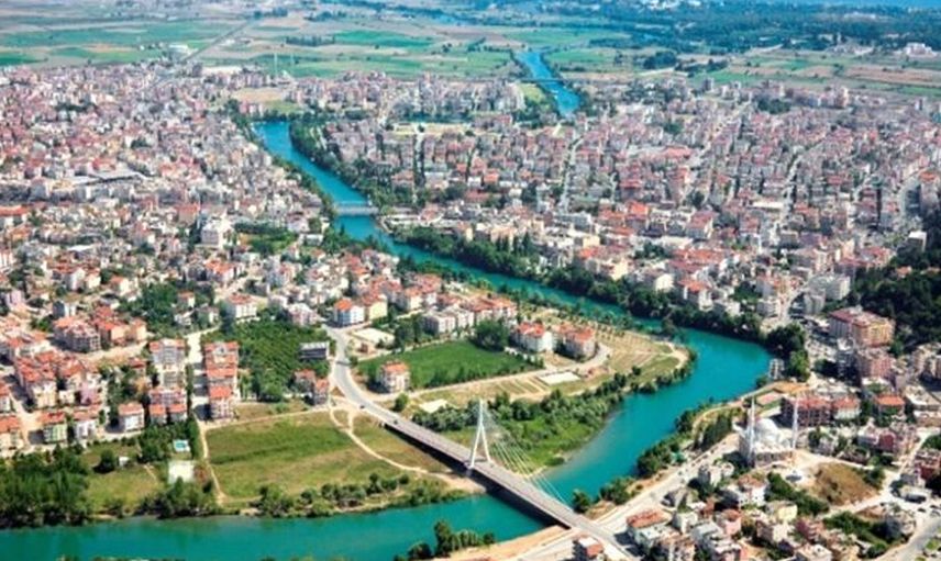 Bebek ve Galata Kulesinde yaşanan olaylardan sonra bir olay da Antalya Manavgat’ta yaşandı! Genç kadın caddenin ortasında çırılçıplak dolaştı