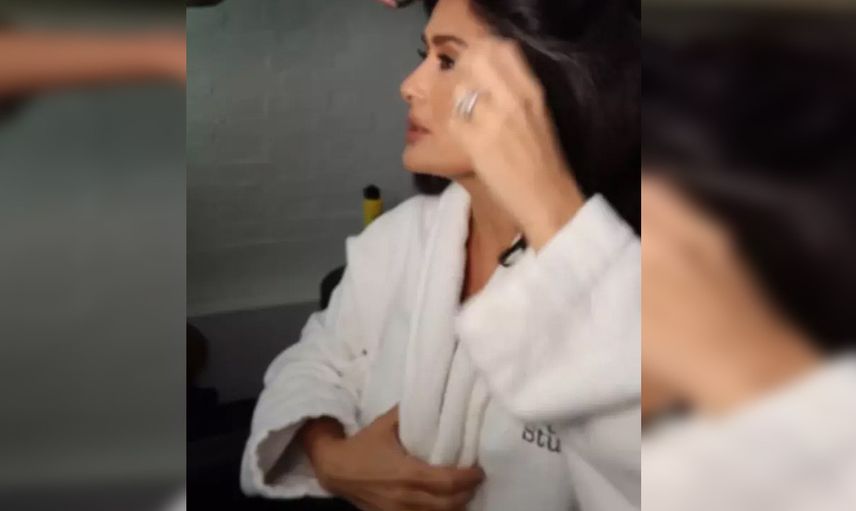 Bornozuyla video çekerken göğsü açıldı! Bakın Salma Hayek o frikiği nasıl sansürledi...