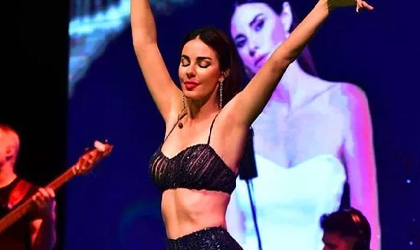 49’luk Defne Samyeli’den sahne şov! Sahnede bir anda soyunan ünlü şarkıcı izleyenlerin nefesini kesti