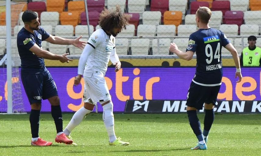 Süper Lig ekiplerinden Yeni Malatyaspor'da Sadık Çiftpınar, taraftarın protestosu nedeniyle oyundan çıkmak istedi!