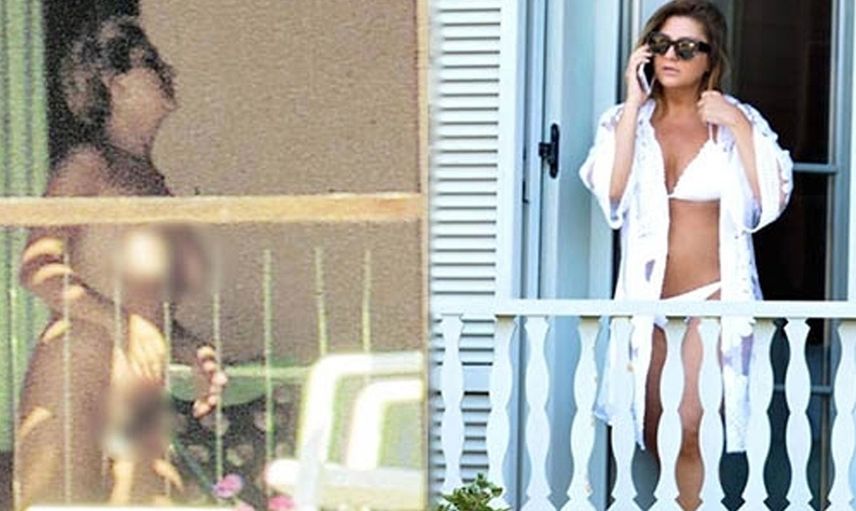 Tatilde bikinili yakalandı