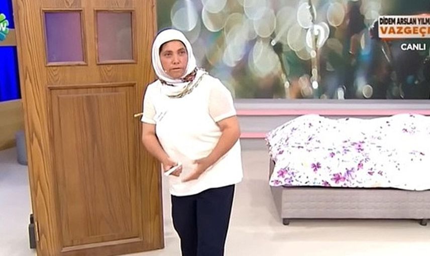 Türk televizyon tarihinde görülmemiş olay! Canlı yayında kimseye aldırmadan tuvaletini yapan kadın izleyicileri şaşkına çevirdi