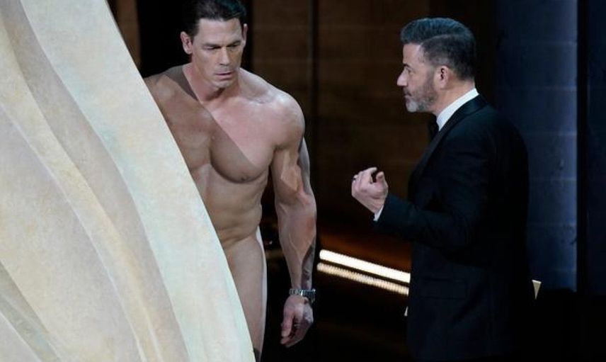 John Cena sahneye çıplak çıktı: Konuşma yapacakken üstüne perde giydirildi!