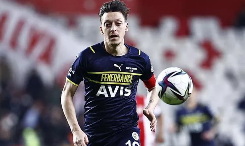 Fenerbahçe'de Mesut Özil Antalyaspor Maçında İsmail Kartal'a Tepki Gösterdi!