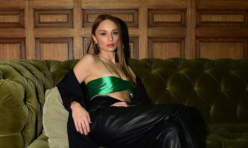 Nilperi Şahinkaya'nın Cem Garipoğlu'nun kardeşi Sakine Garipoğlu ile fotoğrafı çıktı! Ünlü oyuncudan jet hızında açıklama geldi