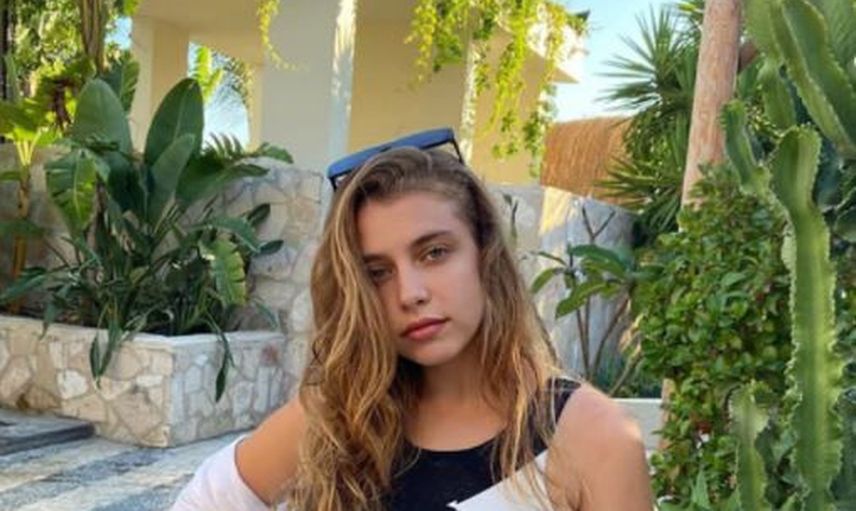 Kız Kıza Kaçamaktan Heyecanlandıran Fotoğraflar: Hande Erçel Minik Bikinisiyle Parmak Isırttı!