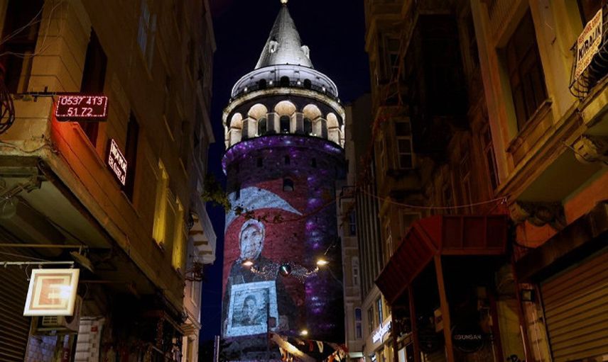 Anneler Günü, Galata Kulesi'ne Yansıtılan Fotoğraflarla Kutlandı