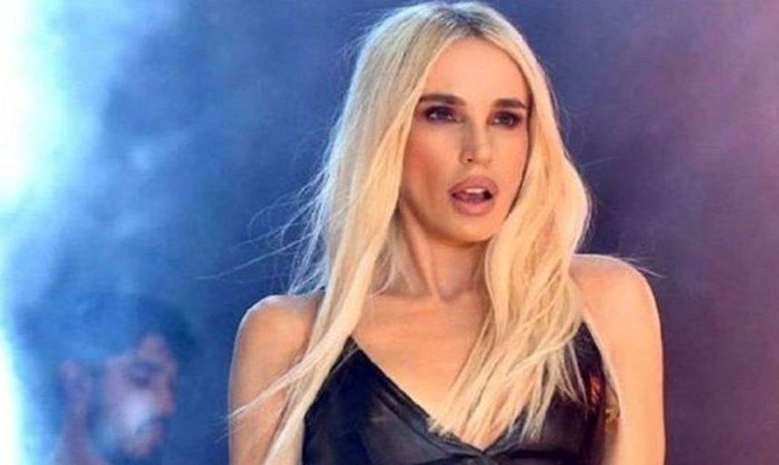Gülşen sahnedeki kalça dansı ile olay oldu cinsel organına kadar göründü