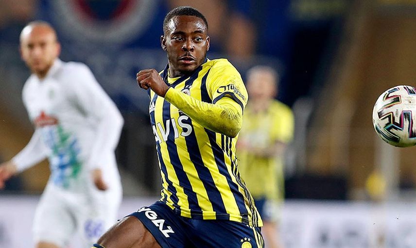 Fenerbahçe'de ilk kez sağ bek oynadı