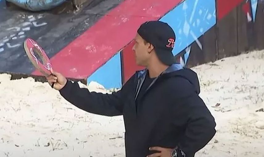 Survivor’da yarışmacı ile sunucu Murat Ceylan arasında gerginlik: Elindekini sunucuya fırlattı