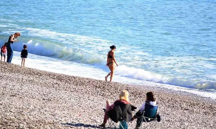 Antalya’da Kış Unutuldu: Denize Akın Ettiler