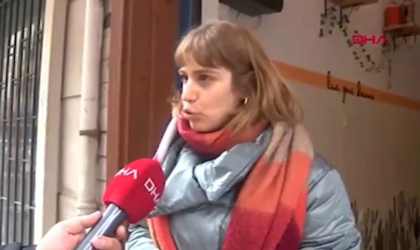 Bu evi gören almaktan vazgeçiyor pankarta yazdığı yazı herkesi uzaklaştırıyor