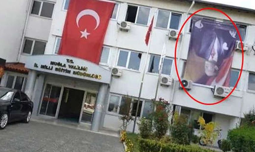 Muğla'da tepki çeken görüntüler! Atatürk posteri ters asıldı vatandaş ayağa kalktı