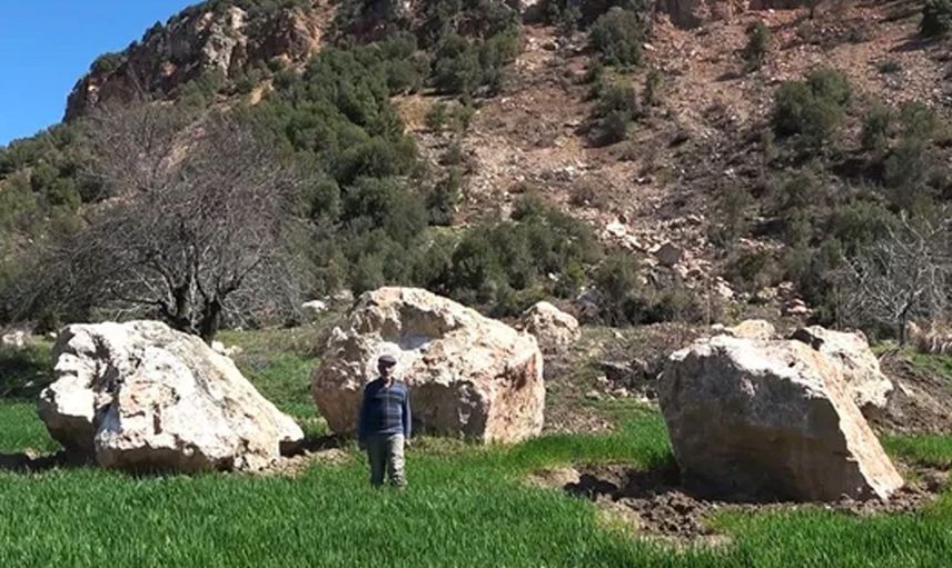 Depremin şiddetiyle kopan kayalar ekili tarım arazilerinin üstüne düştü: İşte o dehşet veren görüntüler