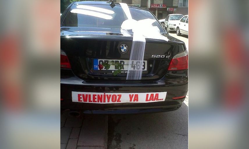 Siz evlenmeyin diyeceğiniz saçma gelin arabası yazıları