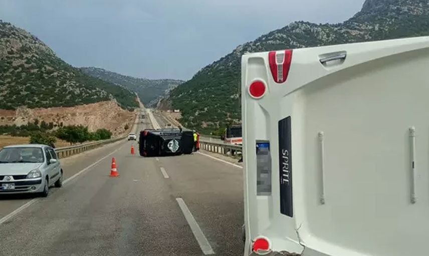 Ailesi de içindeydi: Ünlü sanatçının kullandığı araç yola devrildi
