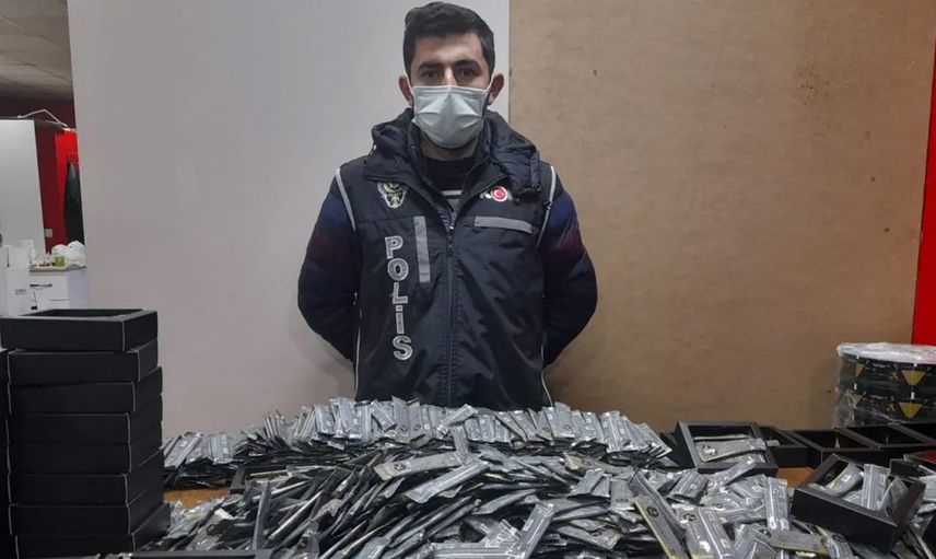 Bağcılar’da kaçak cinsel içerikli ürünler üretilen depoya baskın
