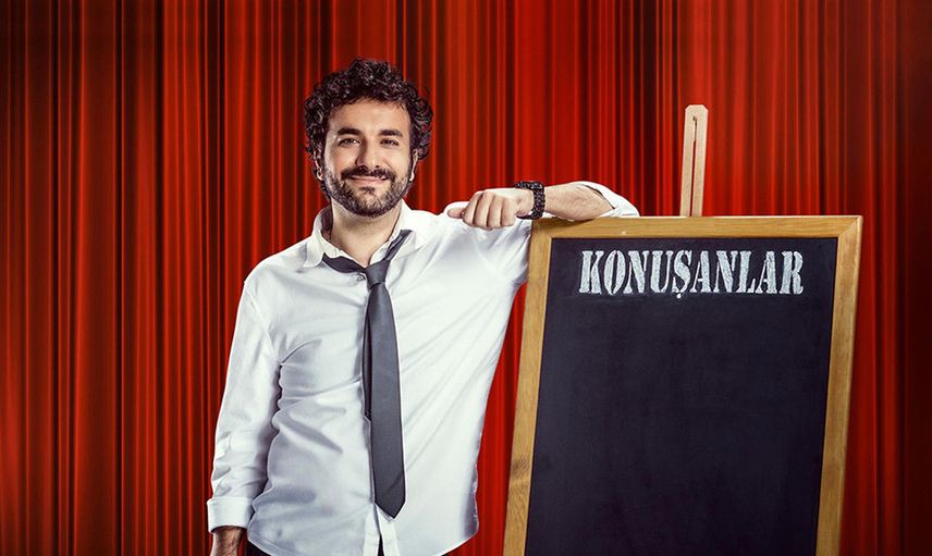 Hasan Can Kaya konuğuna öyle bir şey söyledi ki ortalık yıkıldı! Dekoltesini görünce dayanamadı… Seni ve silikonlarını sahneye alalım!