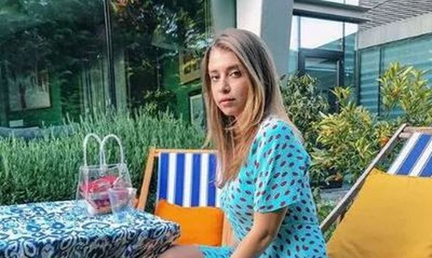 Kız Kıza Kaçamaktan Heyecanlandıran Fotoğraflar: Hande Erçel Minik Bikinisiyle Parmak Isırttı!