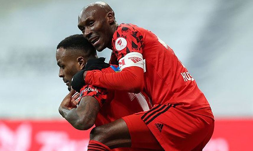 Beşiktaş'ta Cyle Larin'in Transferi İçin Atiba Hutchinson Devreye Girdi!