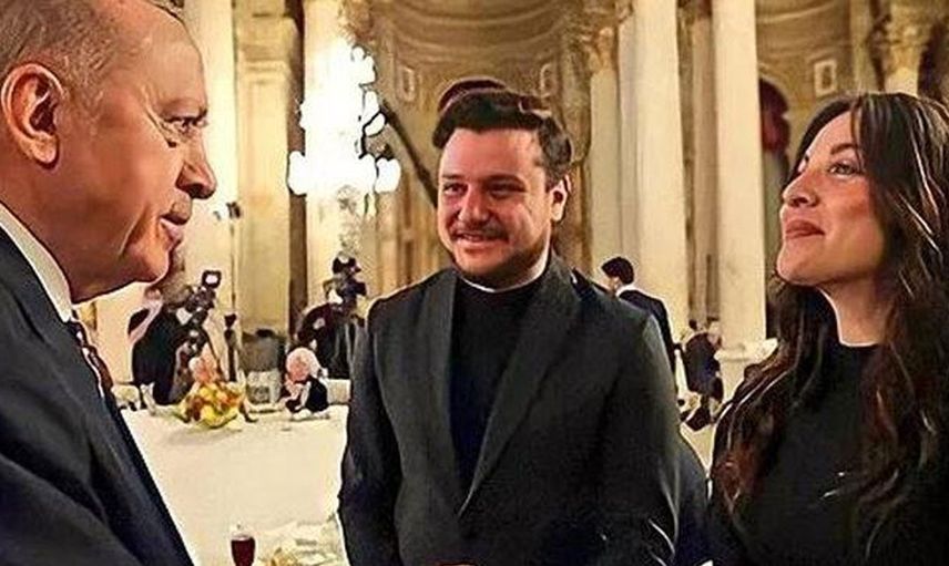 Bu nasıl Müslüman böyle! Tesettür giyimin yüzü olan Ebru Sever Türk önce açıldı sonra saçıldı