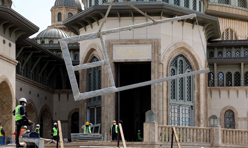 Taksim Camii’sinin Dev Avizesi Takıldı