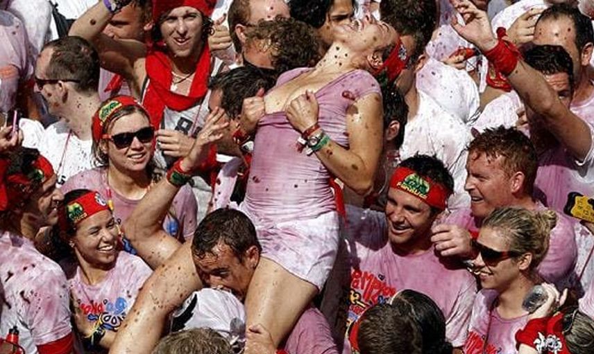 Dünyanın En İlginç Festivalinde Kadınlara Yaptıklarına Akıl Sır Ermiyor