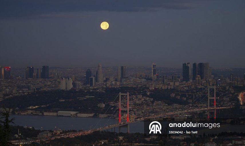 İstanbul'da eşsiz dolunay görüntüsü fotoğraflandı: İşte o anlar...
