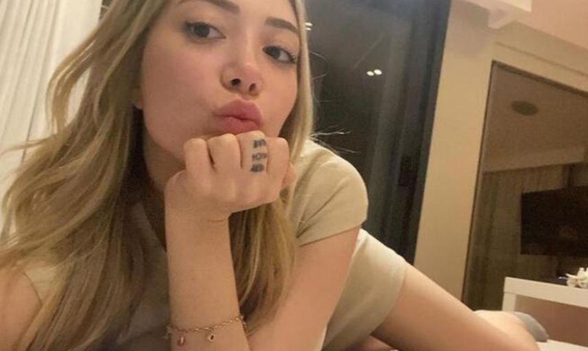 Pozlarıyla olay yaratıyor