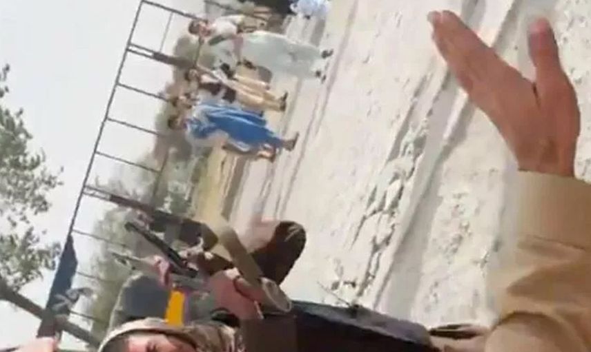 Canlı Yayında CNN International Ekibi Taliban'ın Saldırısına Uğradı