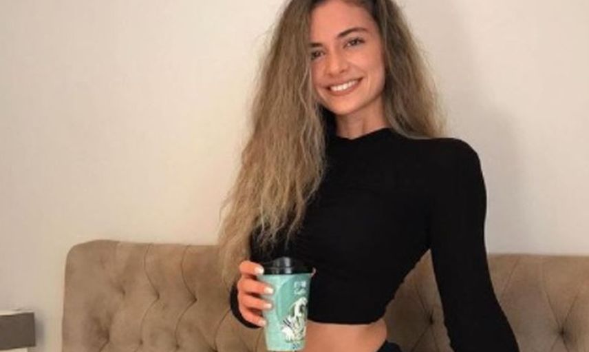 Survivor Aleyna Çalışkan'dan Kalça Dekoltesi
