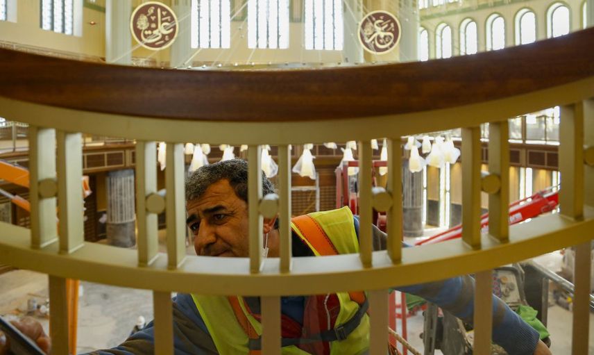 Taksim Camii’sinin Dev Avizesi Takıldı