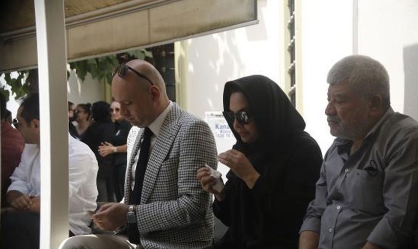 Ebru Gündeş sevenlerini korkuttu! Annesinin vefatından sonra ilk kez sahneye çıkan ünlü isim sahnede zor anlar yaşadı