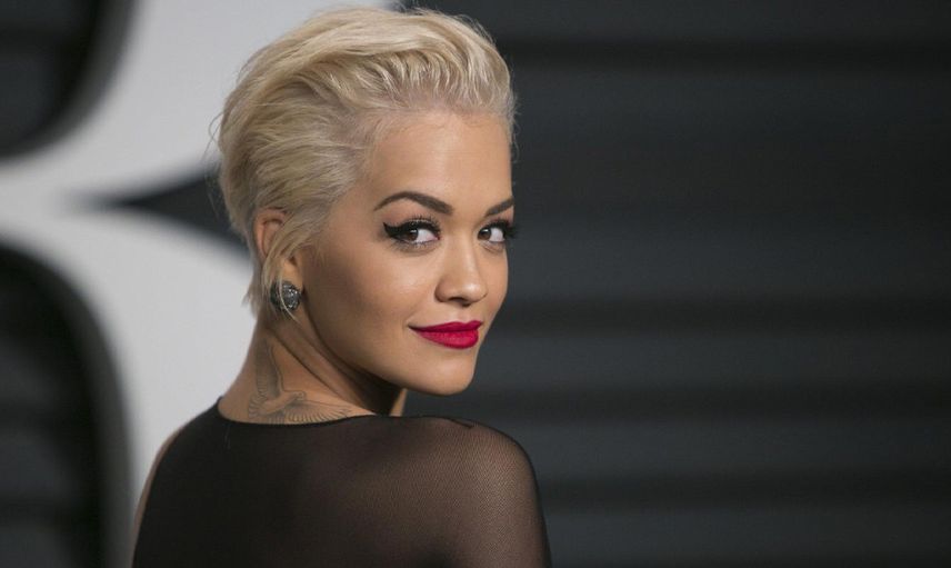 Rita Ora transparan elbisesiyle alışveriş yaptı