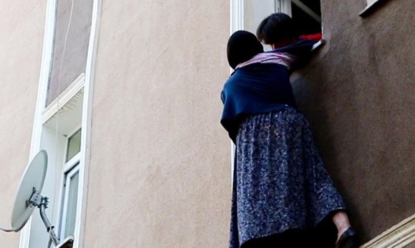 Pencereden İntihar Teşebbüsünde Bulunan Annesini Kurtardı