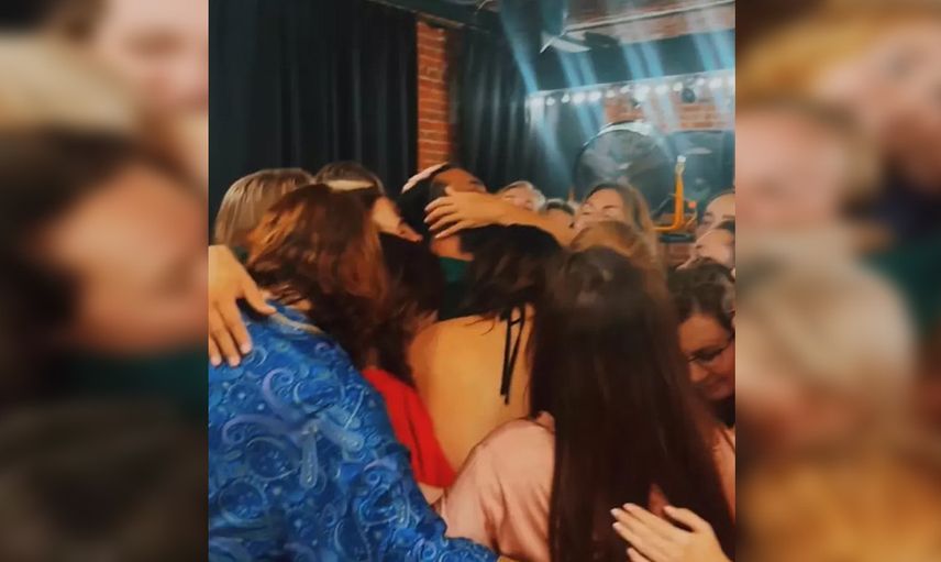 Herkes bu terapi yöntemini konuşuyor: Birbirlerini okşayarak meditasyon yaptılar!