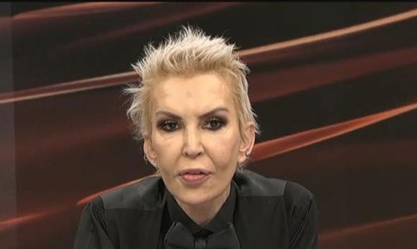 Seyhan Soylu yine yaptı yapacağını! Özge Ulusoy'un göğüslerine Ahmet Çakar imzası attı görenler kahkahaya boğuldu