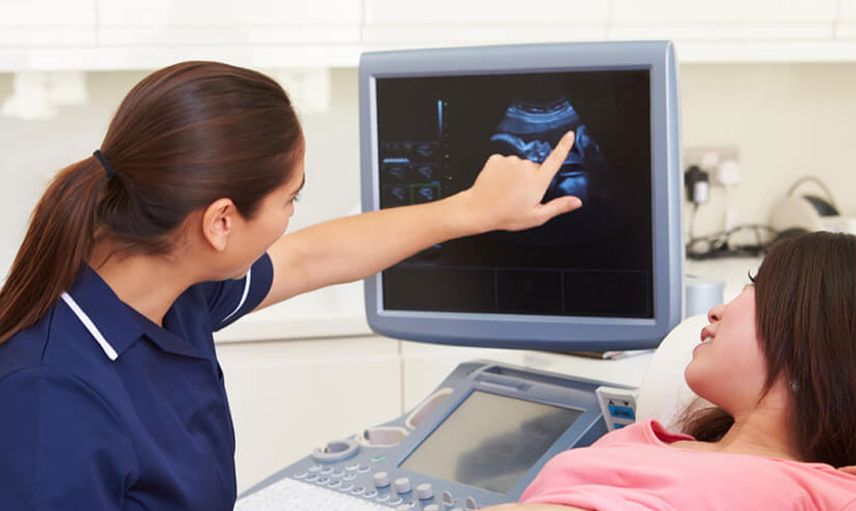 Şaşkın doktor bakire kızı yanlışlıkla hamile bıraktı! Olmaz demeyin oldu