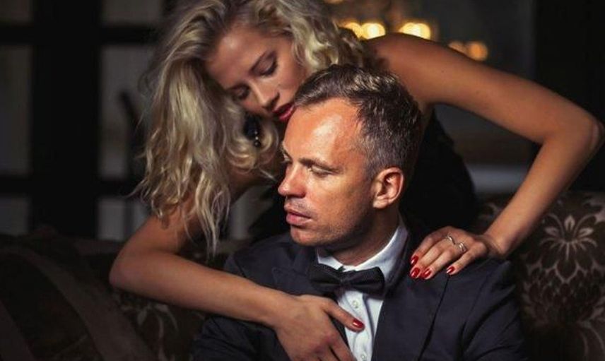 Birlikte yaşaması için genç adama 188 bin TL maaş ödüyor her istediğini yaptırıyor