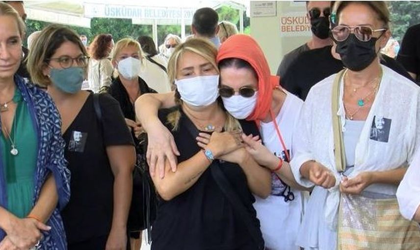 Şarkıcı Yonca Evcimik'in Annesi Son Yolculuğuna Uğurlandı!